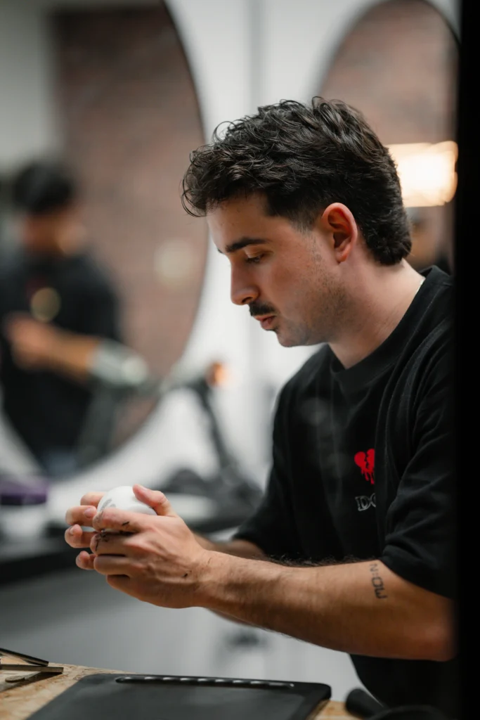 Peluquero preparando herramientas